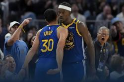 开云体育网页版-勇士三巨头联手，稳守战略底线