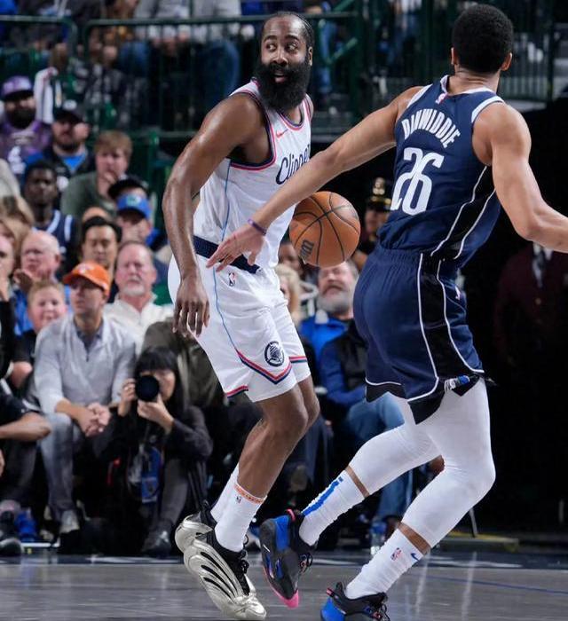 关于独行侠完胜火箭：东契奇和哈登的对决火药味十足的信息