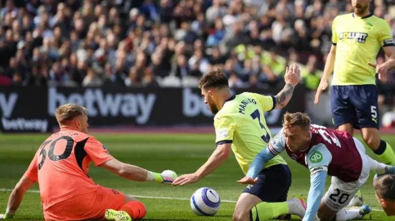 包含沙尔克客场遭遇失利，欧冠梦想岌岌可危的词条