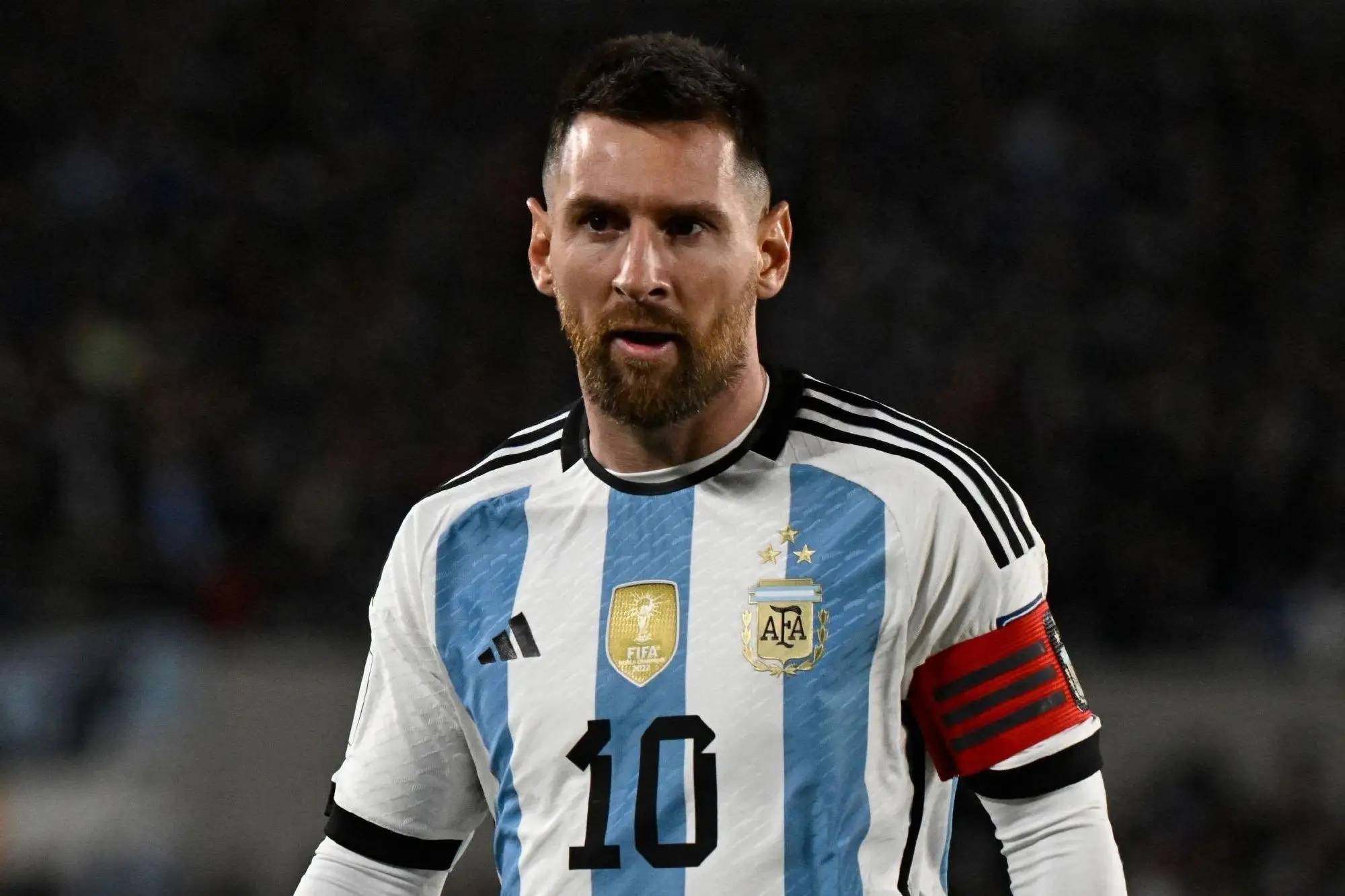 足球明星球员在最新一场重要比赛中表现抢眼