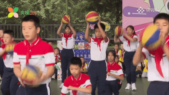 晨练动态:篮球队员们为拼搏燃烧自己的简单介绍 晨练动态:篮球队员们为拼搏燃烧自己的简单介绍