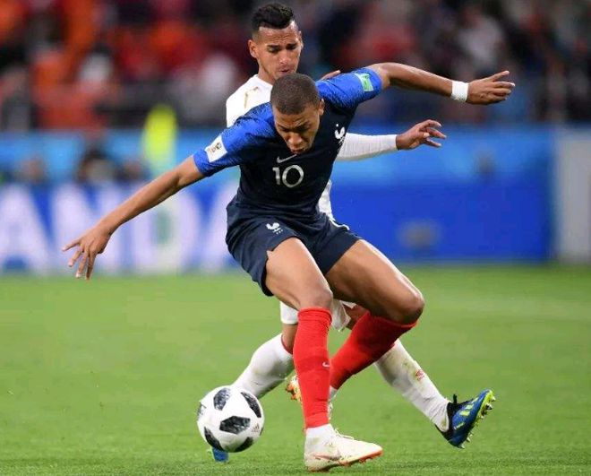 豪门拼搏：激烈对决争夺领跑地位的简单介绍