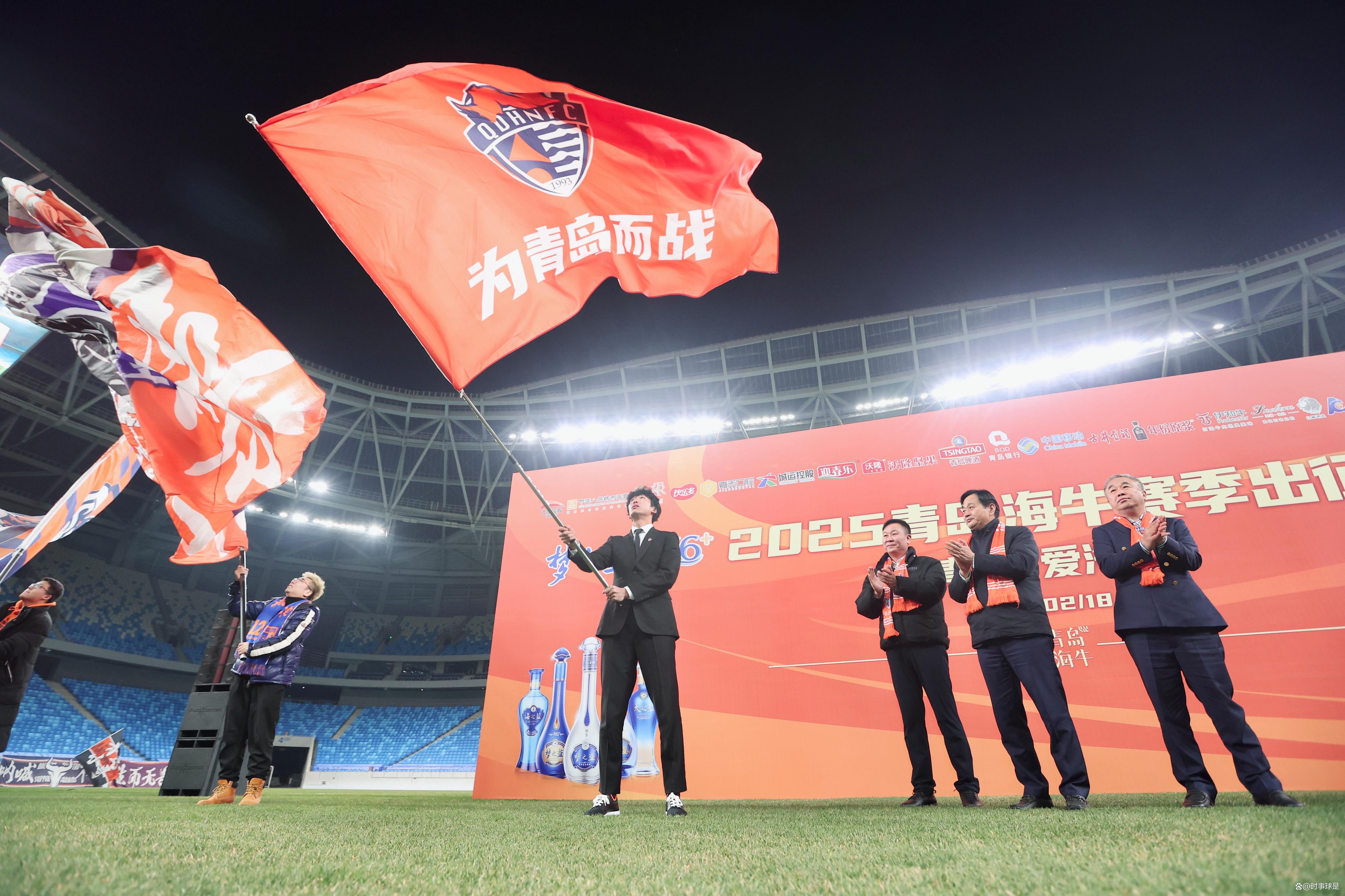 足球比赛现场气氛火爆，球迷激情高涨