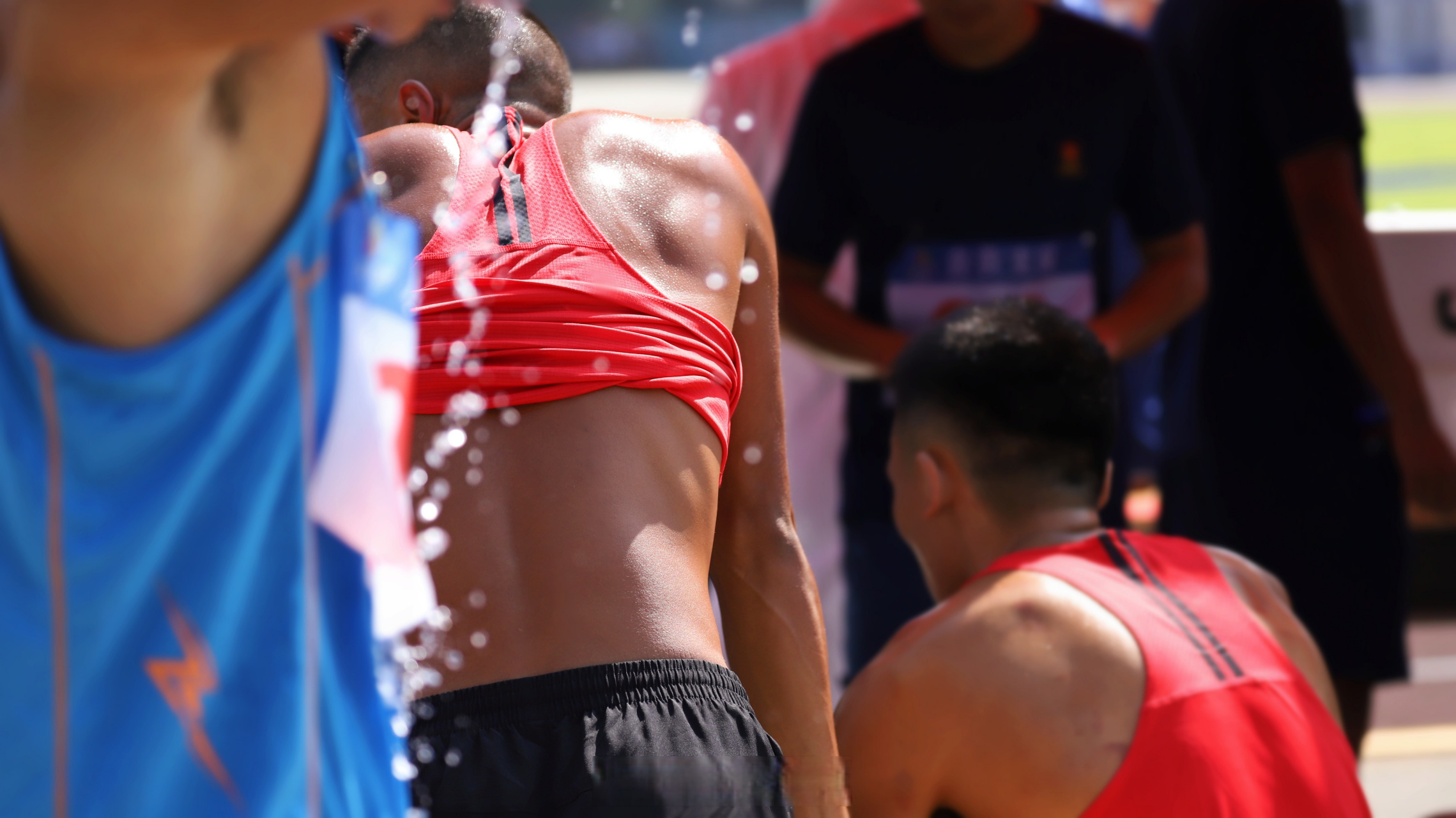 高温比赛天气下,球员体力消耗加剧 高温比赛天气下,球员体力消耗加剧