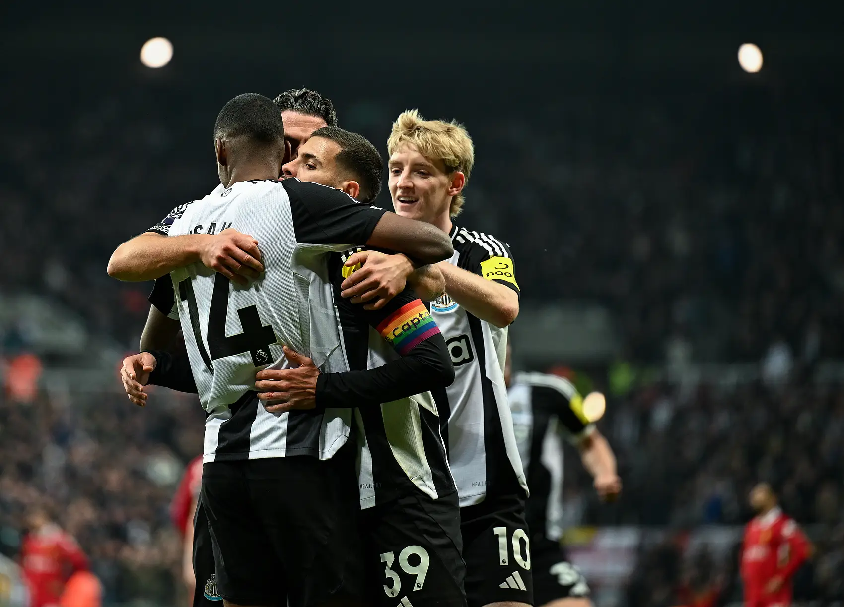 瑞士胜冰岛，萨拉赫助攻制胜