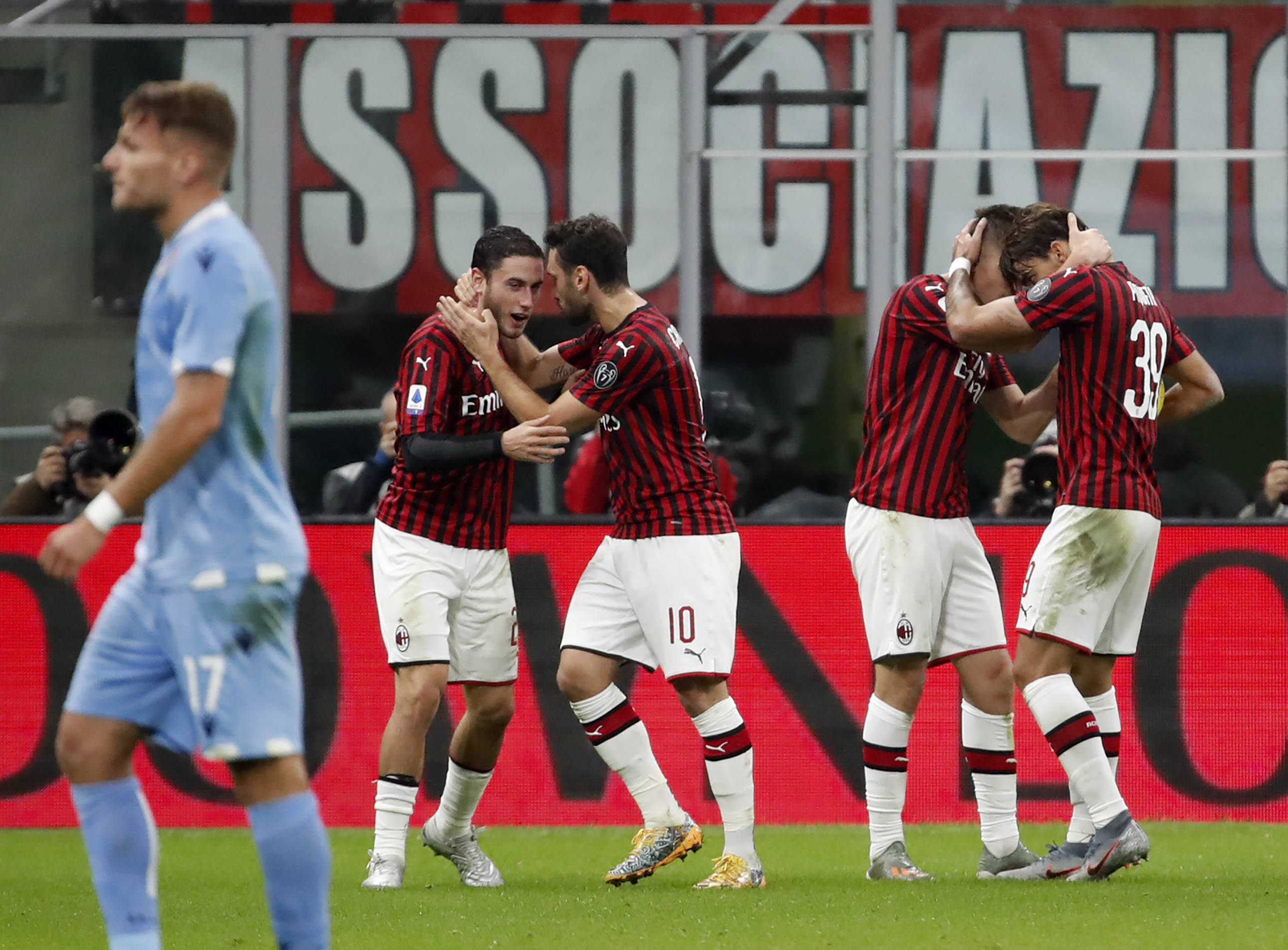 关于荷甲豪门阿贾克斯集结备战下轮比赛冲刺的信息 关于荷甲豪门阿贾克斯集结备战下轮比赛冲刺的信息