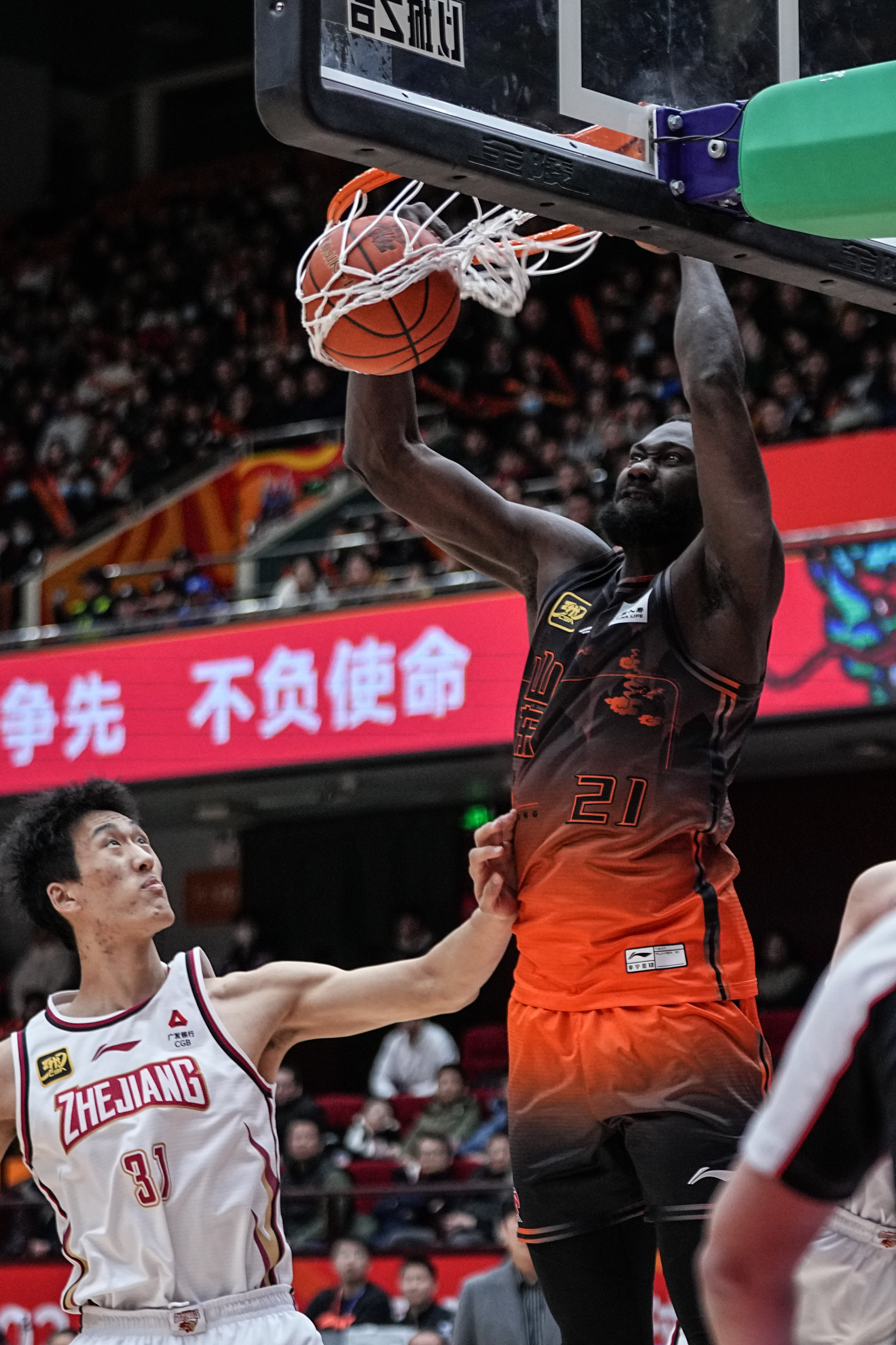 竞技盛宴再度上演，球员们拼尽全力