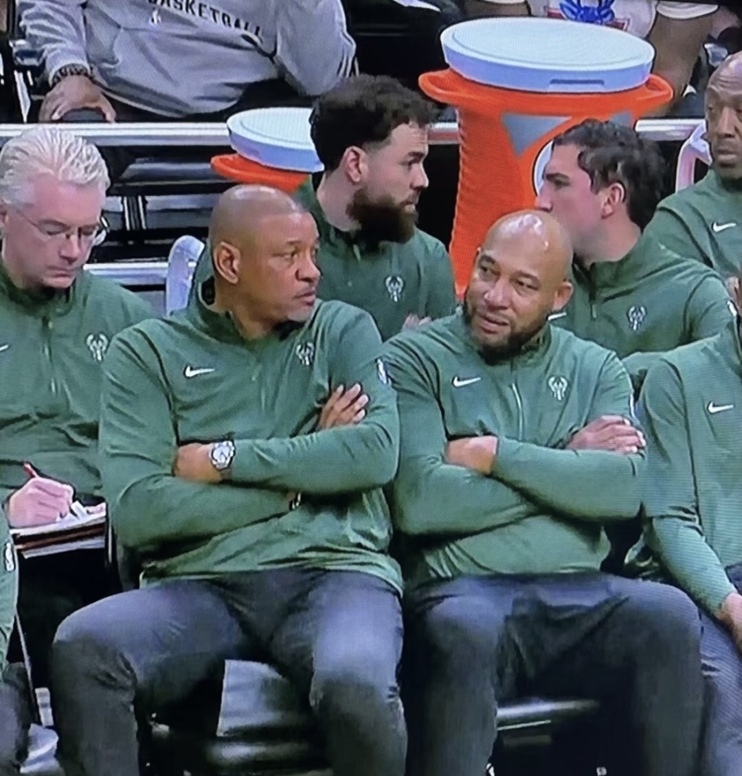 包含雄鹿遭遇两连败，字母哥数据一般表现的词条