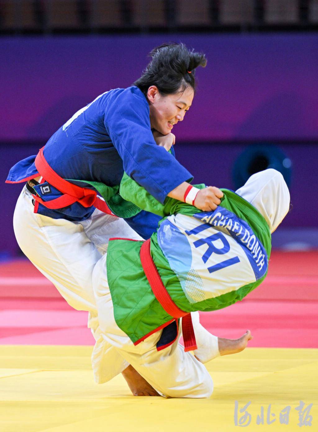 柔道比赛中，新加坡选手斩获冠军