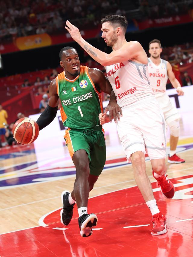 波兰篮球队团结一心闯进决赛