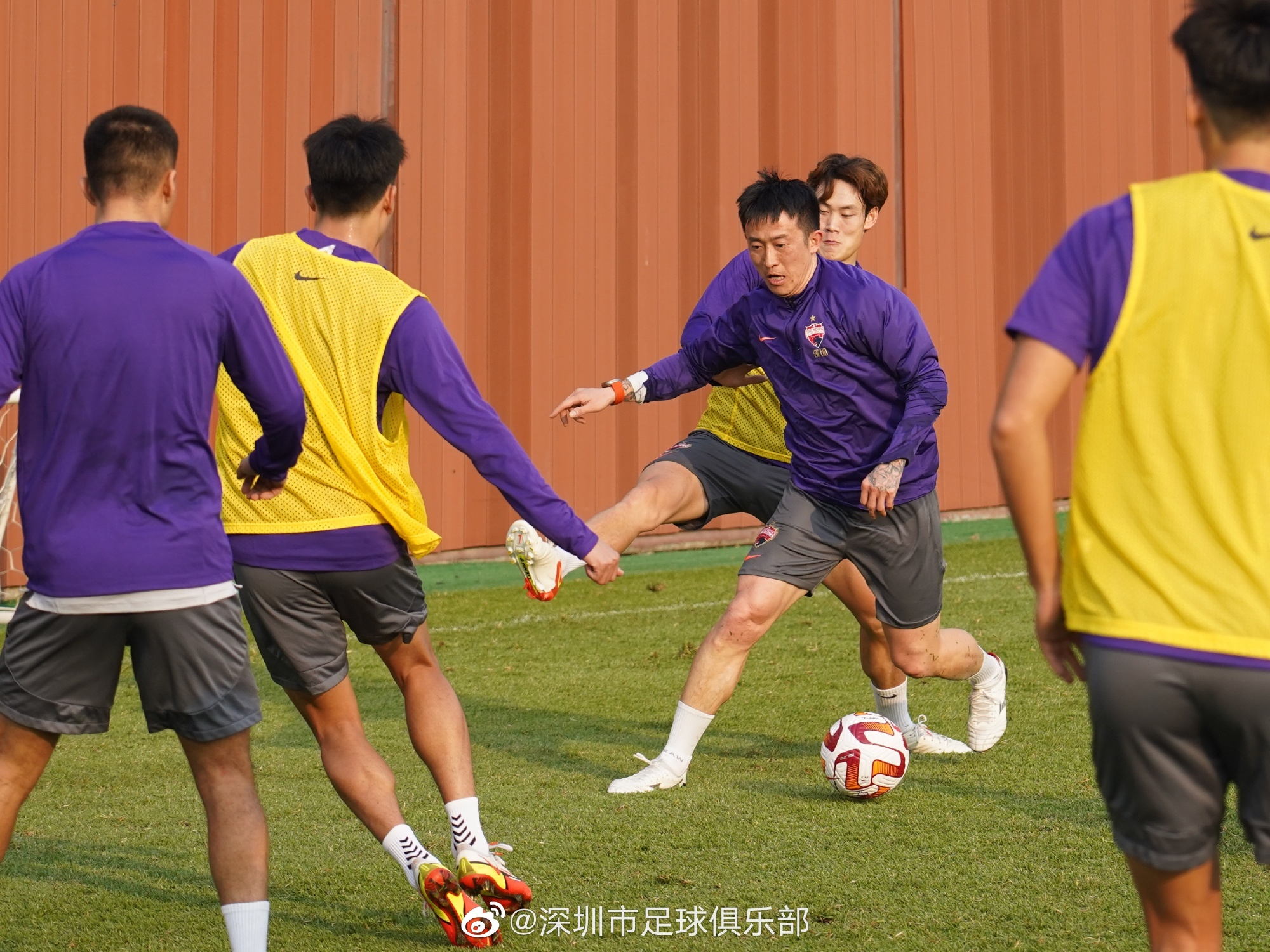 球员在训练中展现出色表现，备受瞩目