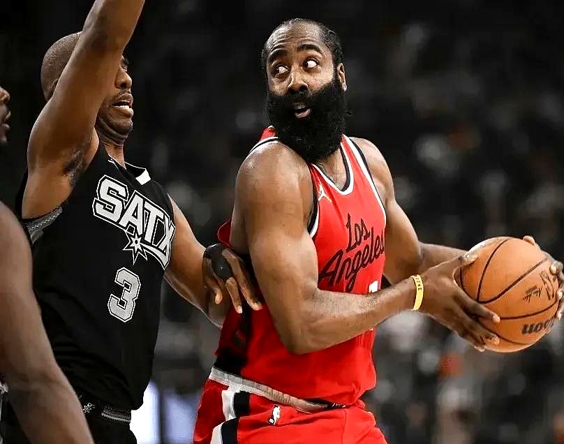 雄鹿客场逆转哈登砍下胜利，马刺主场力克国王的简单介绍