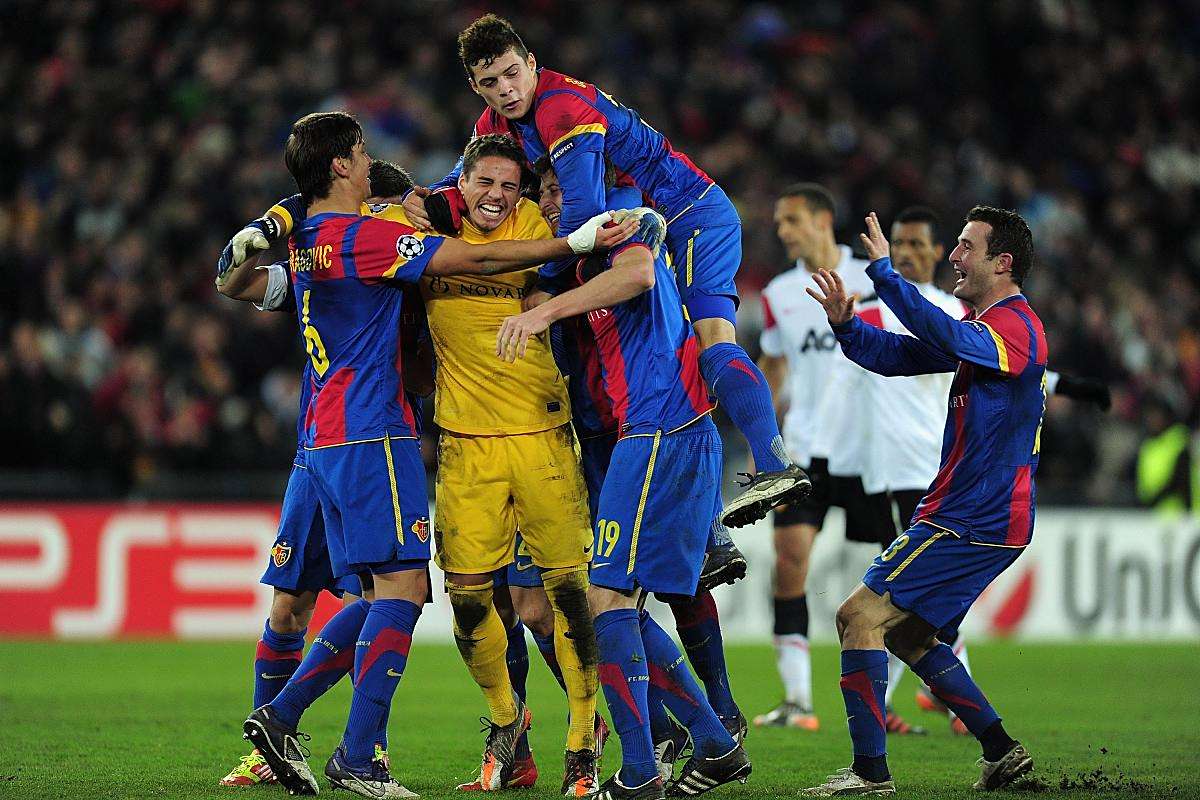 足球赛事呈现出激烈竞争和激动人心场面