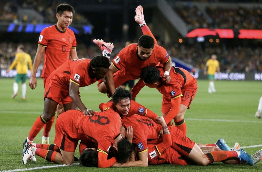 足球赛事呈现出激烈竞争和激动人心场面